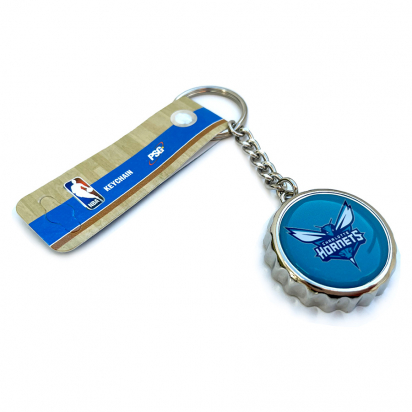 Hornets Bottle Cap Opener Avaimenper ryhmss TARJOUKSET / Accessories @ 2WIN BASKETBUTIK (350545)